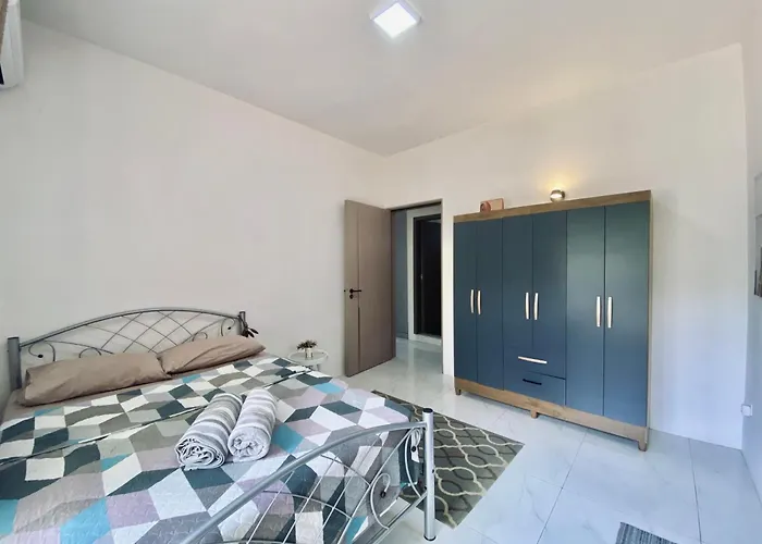 Sunset Views 3-Bedroom Apt, 1Min Walk To Beach - Nyha1