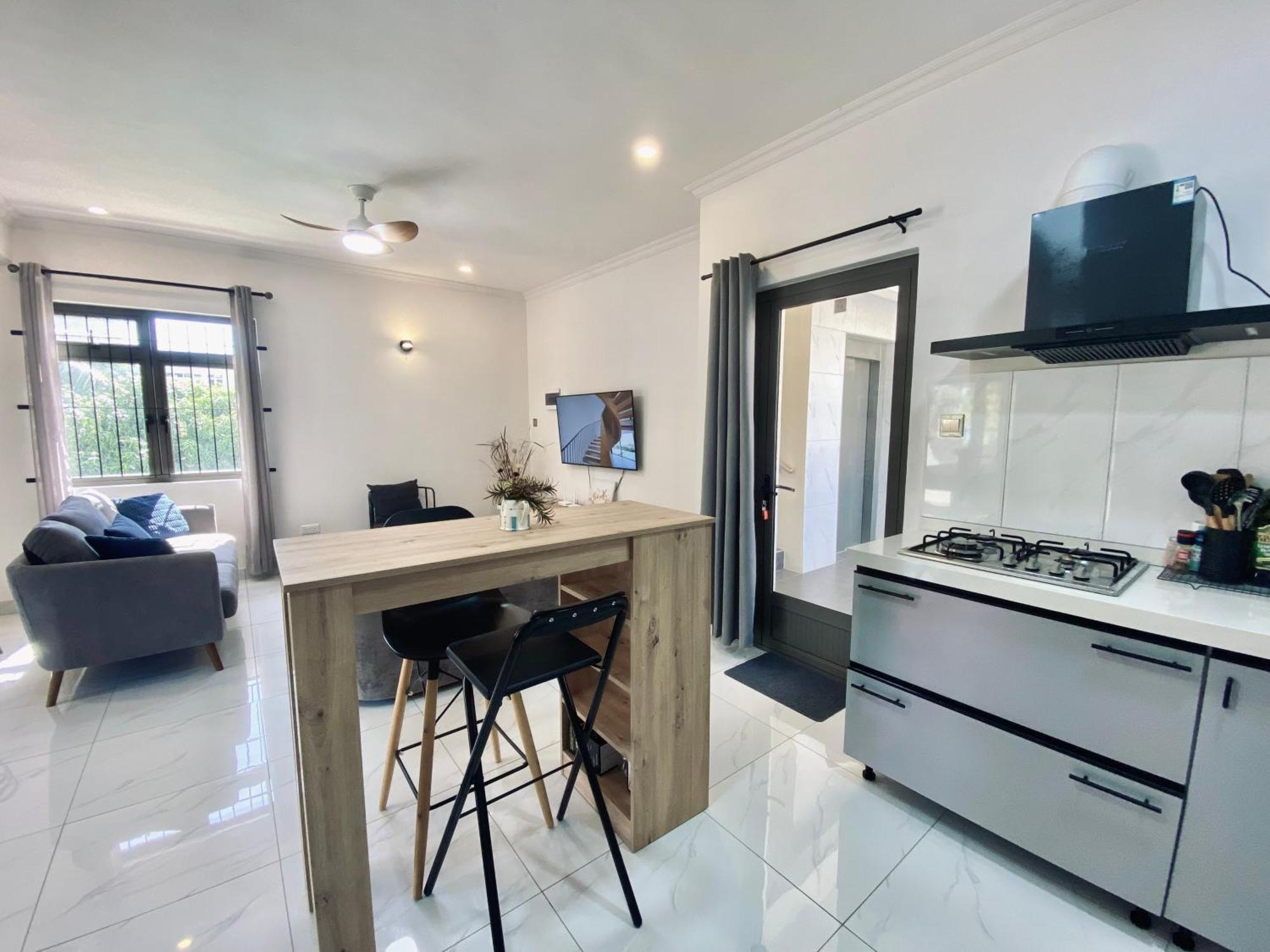 Sunset Views 3-bedroom Apt, 1min Walk To - Nyha1 Flic en Flac