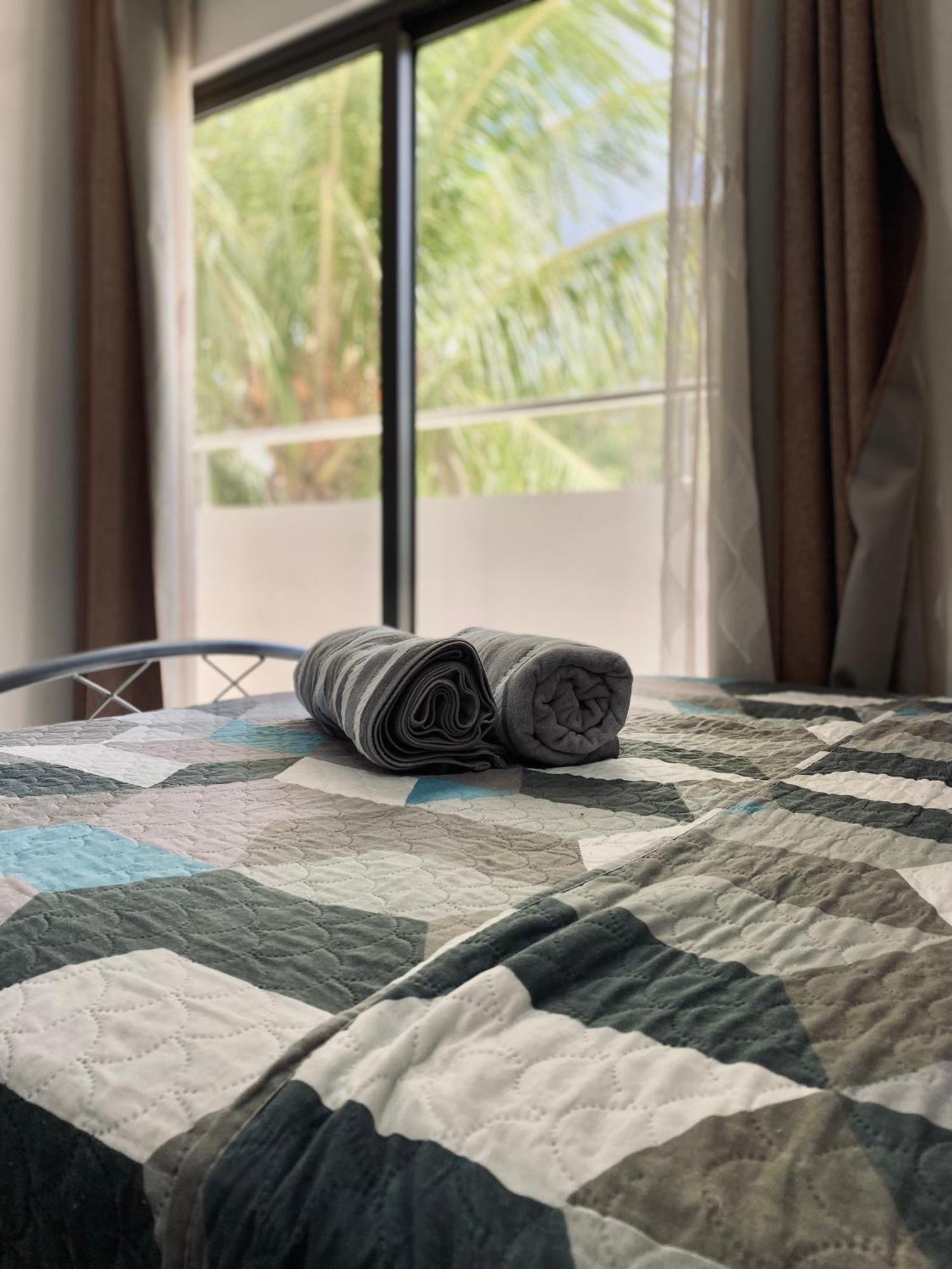 Sunset Views 3-bedroom Apt, 1min Walk To - Nyha1 Apartment